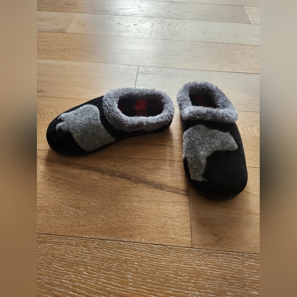 THE CHILDREN'S PLACE | NWOT Bear slippers with Buffalo plaid inside - Picture 2 of 5